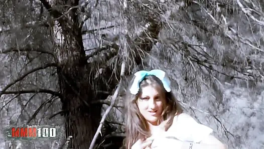 Alys asi: kılık değiştirmiş genç kız ateşli striptiz yapıyor