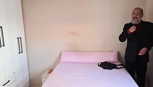 Evli kadın işten yorgun bir şekilde eve gelen kocasını baştan çıkarıyor. Romantik seks