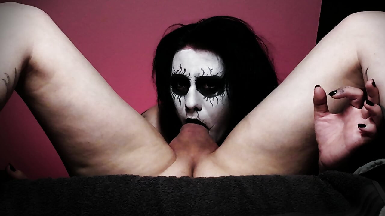 Black metal gotik gırtlağına kadar o kadar iyi sikiyor ki iki gırtlağına kadar alıyor