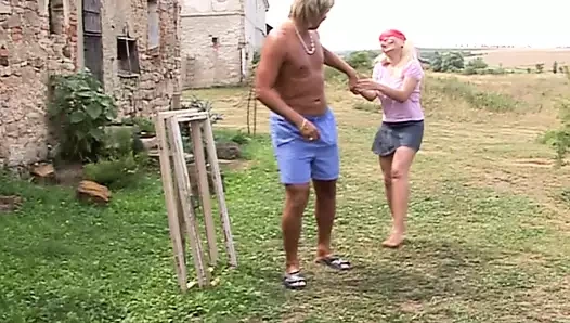 İçeri gel ve çarpıcı bir Alman sürtüğün tadını çıkar