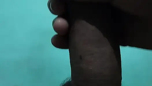 Üvey kız kardeşim kalın penisime eliyle masaj yapıyor