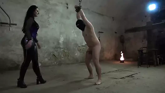 Kölenin taşaklarını tekmeliyor