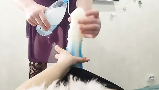 Kocamın sürtüğü büyük bir dildoyla sikiyorum