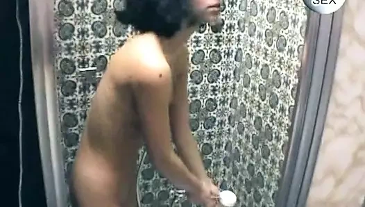 Almanya'dan koyu saçlı güzellik duştan sonra amını memnun ediyor