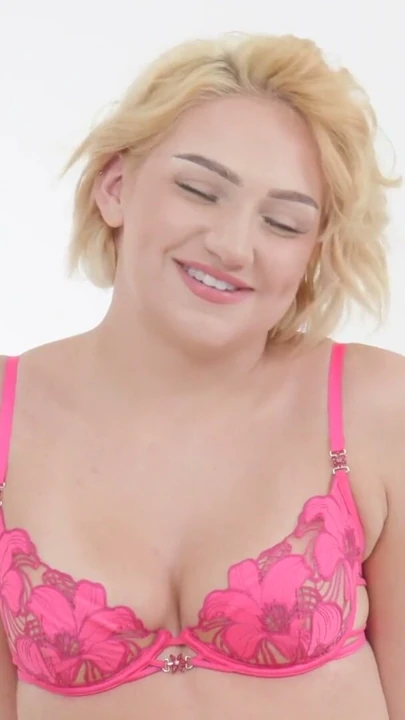 Heterokromili Seksi Sarışın Bambi Barton ve Devin Drills ile | Bölüm 1