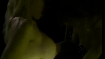 Lezbiyenler yalamak ve yapay penis her diğer içinde bir karanlık oda