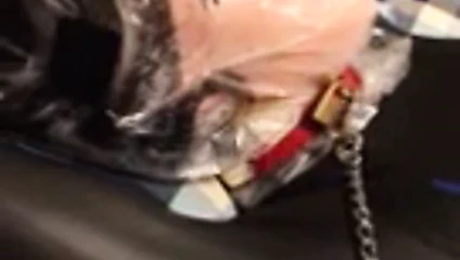 Johnny kig nefes kontrolü.