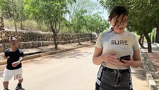 Kocaman penis cücesi, öfkeli komşumun azgın olanıyla gerçek ev yapımı seks yapıyor.