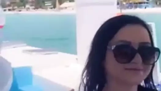 Havuzda tamamen çıplak kızlar