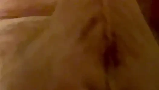 Ayakta mastürbasyon yapıyor