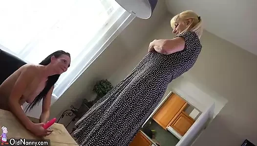 Olgun anne genç kız arkadaşıyla oynuyor