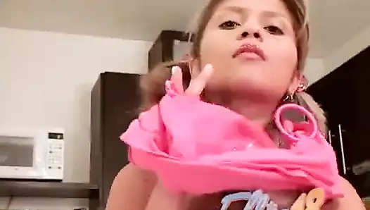 Sevimli Ellie 18 mastürbasyon yaparken izlemene aldırmıyor