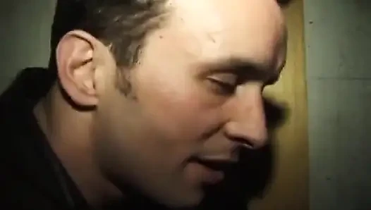 Fransa'dan alınan sürtük anal seks yapıyor ve yüzünü siktiriyor