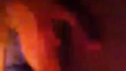 erkek arkadaşlarının arkasında