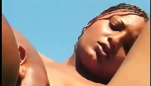 Ateşli zenci sürtük açık havada sıkı amını siktiriyor