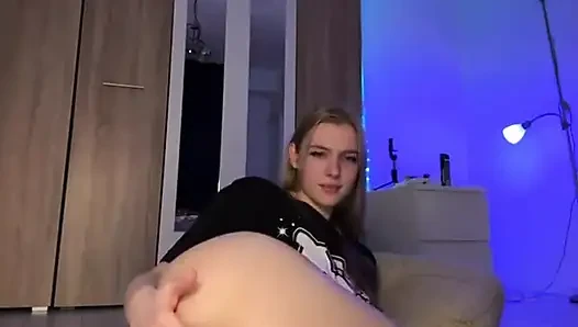 bakire amcığını ilk kez parmaklıyor