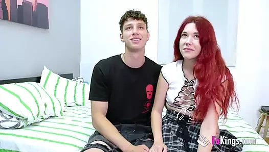 19 yaşındaki crow sniff bize 'hood'unu gösteriyor: hepsi için kendini göstermeyi seviyor!