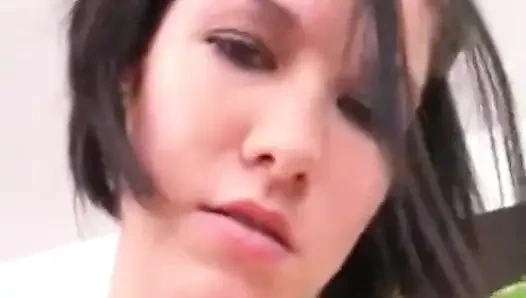 A dögös tini Allie rózsaszín fehérneműben játszik