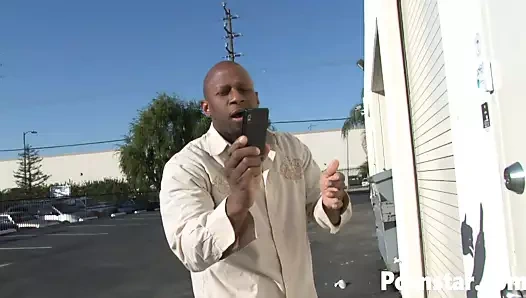 Busty bbw julie cash siyah teslimatçı çocuğun sikini berbat