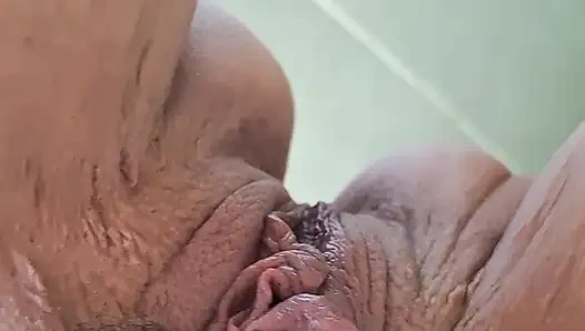 Witte MILF plas op haar voeten en anale en vaginale insertie