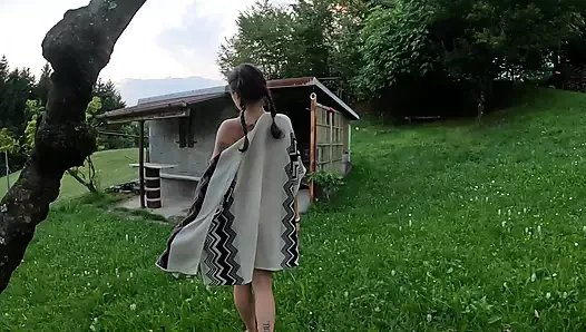 Mükemmel vücutlu kız açık havada yürürken soyunuyor