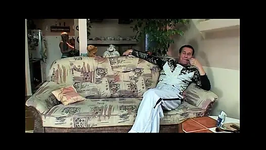 Küçük ev hanımı büyük olgun yarakla domalarak sikiliyor