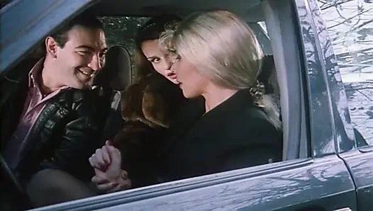 Arabada üçlü sikiş