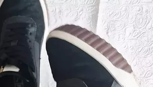 Kokmuş kız spor ayakkabılar beni boşalttı