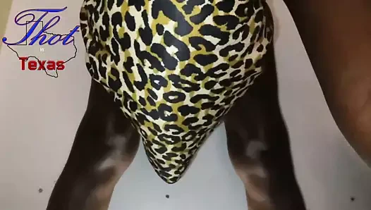 Teksas'ta thot - aldatan evli kadının ateşli amcığı duvar deliğinde büyük zenci yarağı tarafından sikiliyor