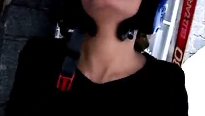 Yasemin siyahı - karda vücuduyla oynuyor