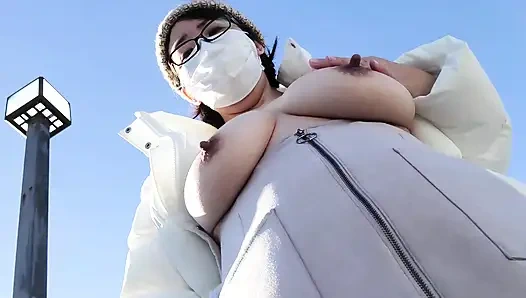 Evli kadın dışarıda mastürbasyon yapmaktan heyecanlanır