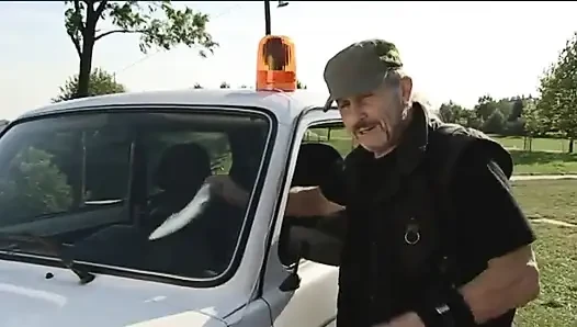 Çarpıcı esmer ateşli liza del sierra polisin ünlü suç patronunu yakalamasına yardımcı oluyor