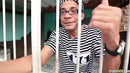 Büyük yaraklı polis Perla Rios ramon'a hizmet ediyor