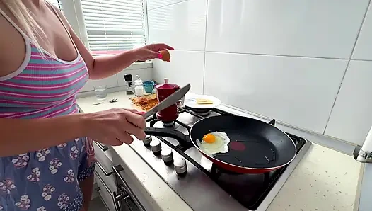 Andre Love için kahvaltıda taşak ve sosis.