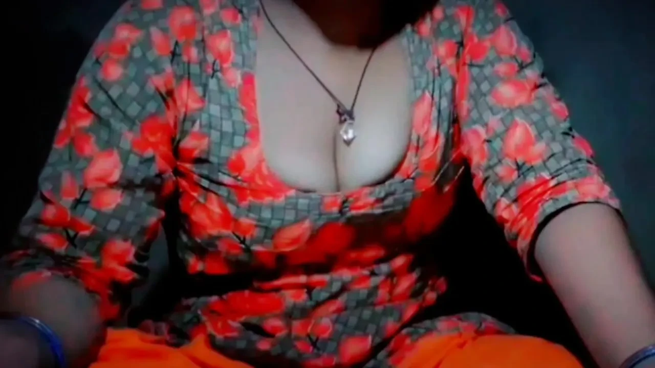 Nude MMS of a hot naked girl fingering her pussy
