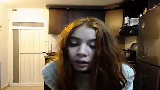 La Pelirroja  haciendo travesuras en casa.