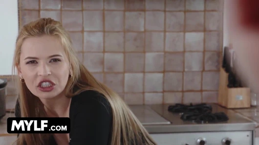 Mylf - çok sıkı vücutlu seksi sarışın orta yaşlı seksi kadın olgun amcığını büyük beyaz yarakla sert bir şekilde siktiriyor