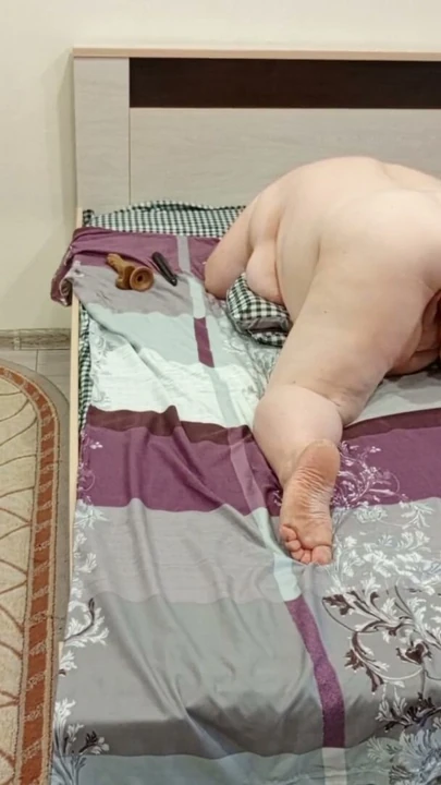 Bir kayınvalidenin etli amında büyük bir dildo | Klip 1