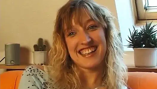 Pirsingli memeli güzel sarışın oyuncu seçmelerinde amını ovuyor