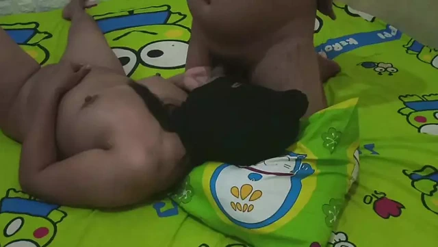 Kocası uzaktayken Sinta'nın şehvetini tatmin ediyor