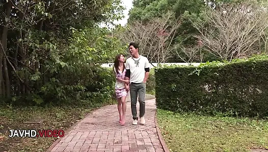 Miu Suzuha'nın açık havada olgun Asyalı oral seks hissi