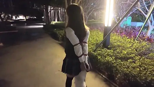 Okul üniformalı Hs19-a kız sokaklarda dolaştı