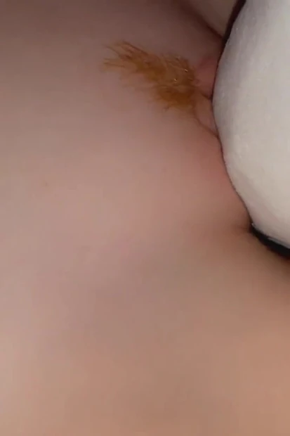 Как получить оргазм без рук. Миниатюрная киска использует подушку