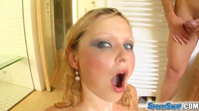 Çarpıcı sarışınlar eşek sersemlemiş tarafından büyük canavar musluklar