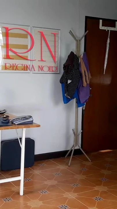 Nüdist sekreter. Ofiste çıplak çalışan. Çıplak sekreter patronu hakkında utangaç değil. Çıplak ofis.  2 194 | Klip 1