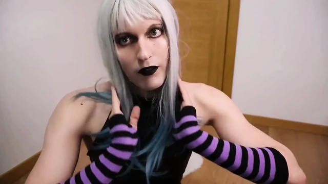 Gotik femboy birkaç dildoya biniyor