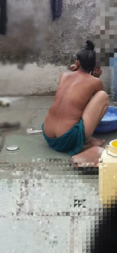 Stepaunt'un kız üvey kız kardeşi köyde açıkta banyo yaparken görülüyor bölüm 3 | Klip 2