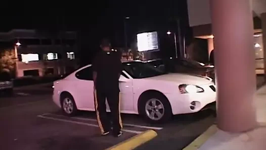 İki sarışın fahişe siyah yaraklarla sikiliyor