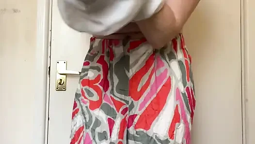 Seksi, tonlu, komşu kız yeni kıyafetler deneyen goldilocks gibi!