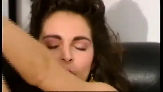 Bu, oyuncağıyla oynamak için burada olan Almanya'dan amatör bebek
